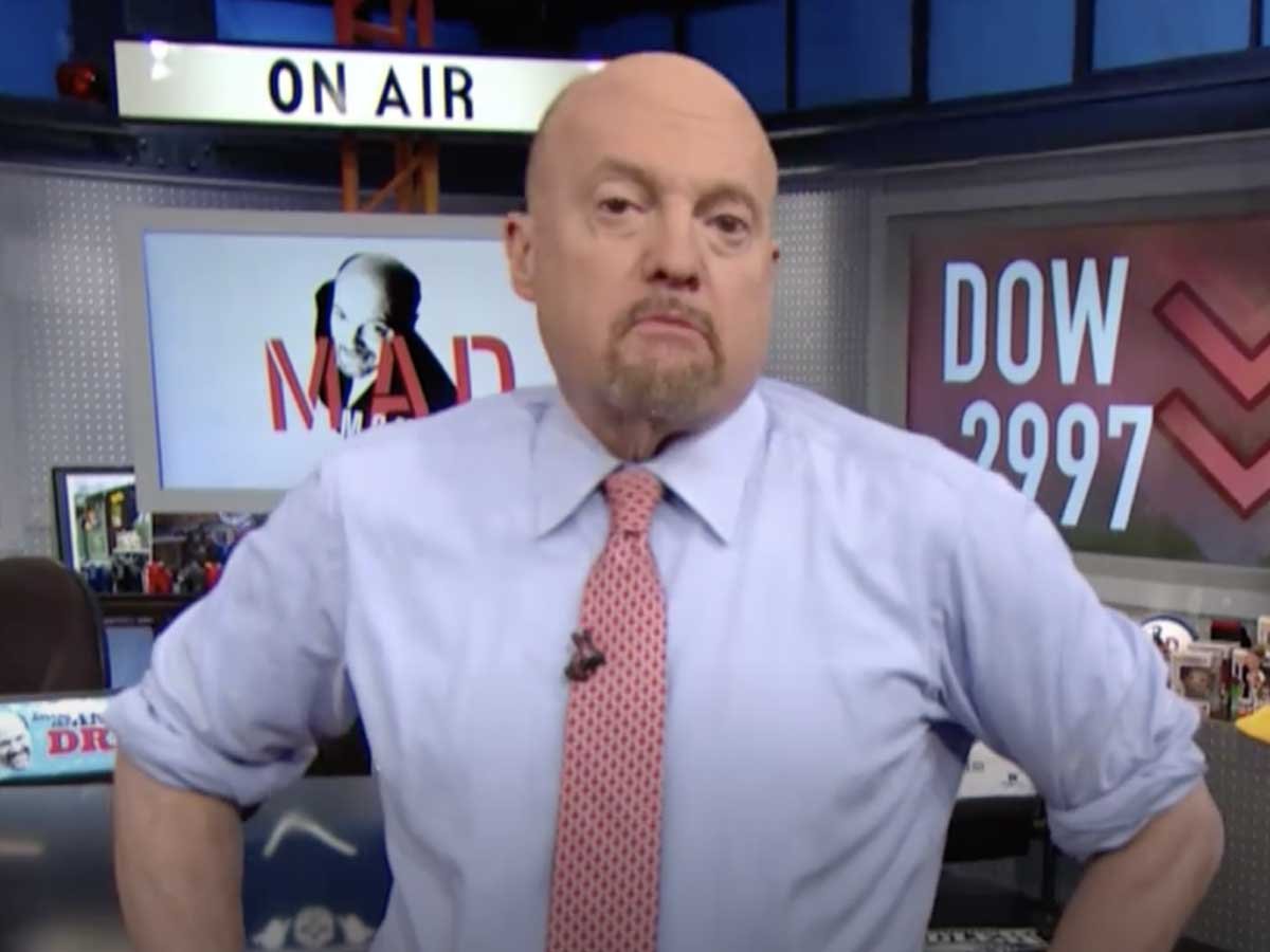 does jim cramer read from a prompter