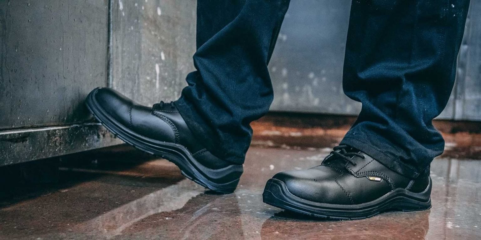 6 Ways Safety Shoes Protect You at Workplace 6 Ways Safety Shoes Protect You at Workplace