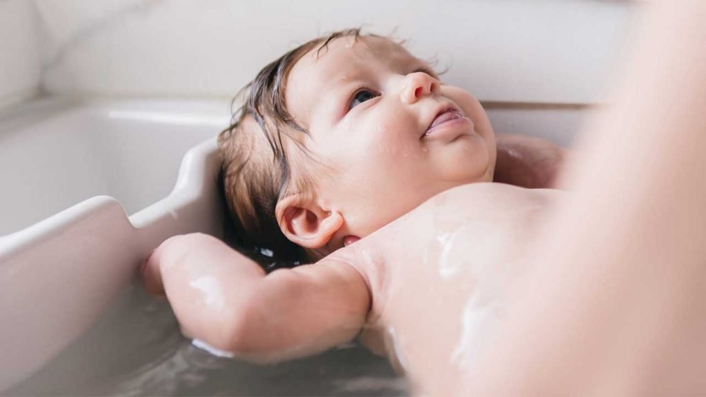 How to bath your baby in winter? bath your baby in winter