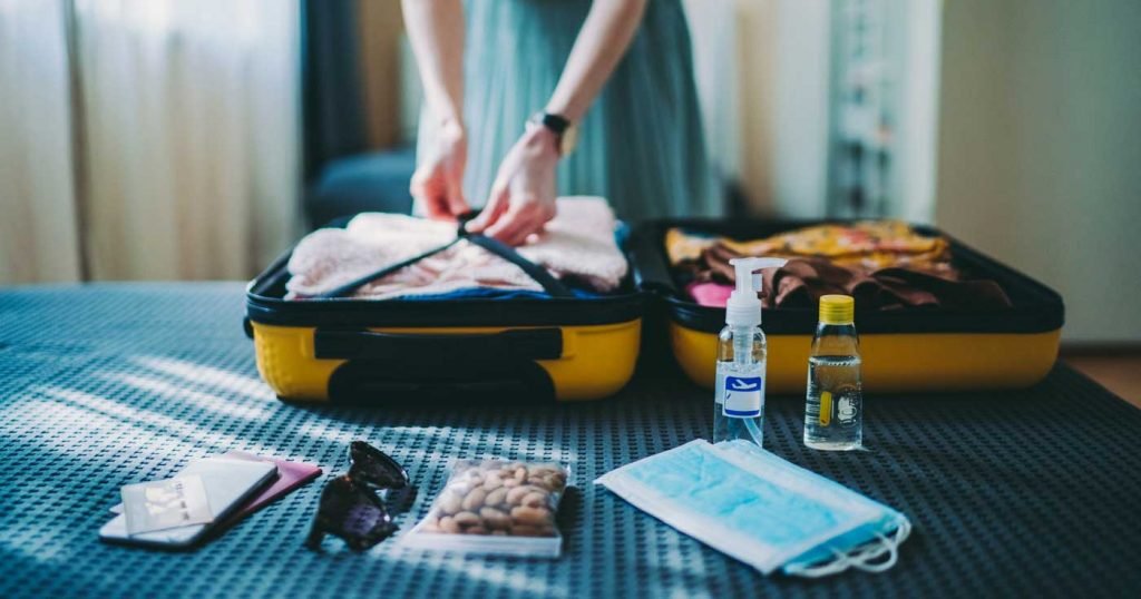 5 Things you should always have with you while traveling 5 Things you should always have with you while traveling