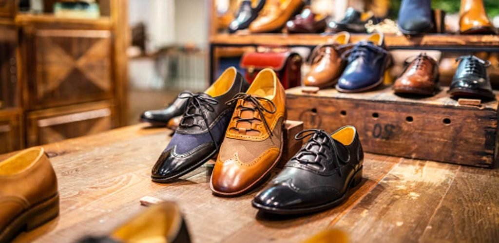 Shoe polishing machine